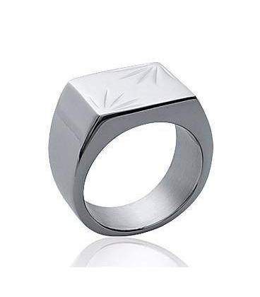 Grosse bague chevalière rectangulaire acier gravé stylisé 